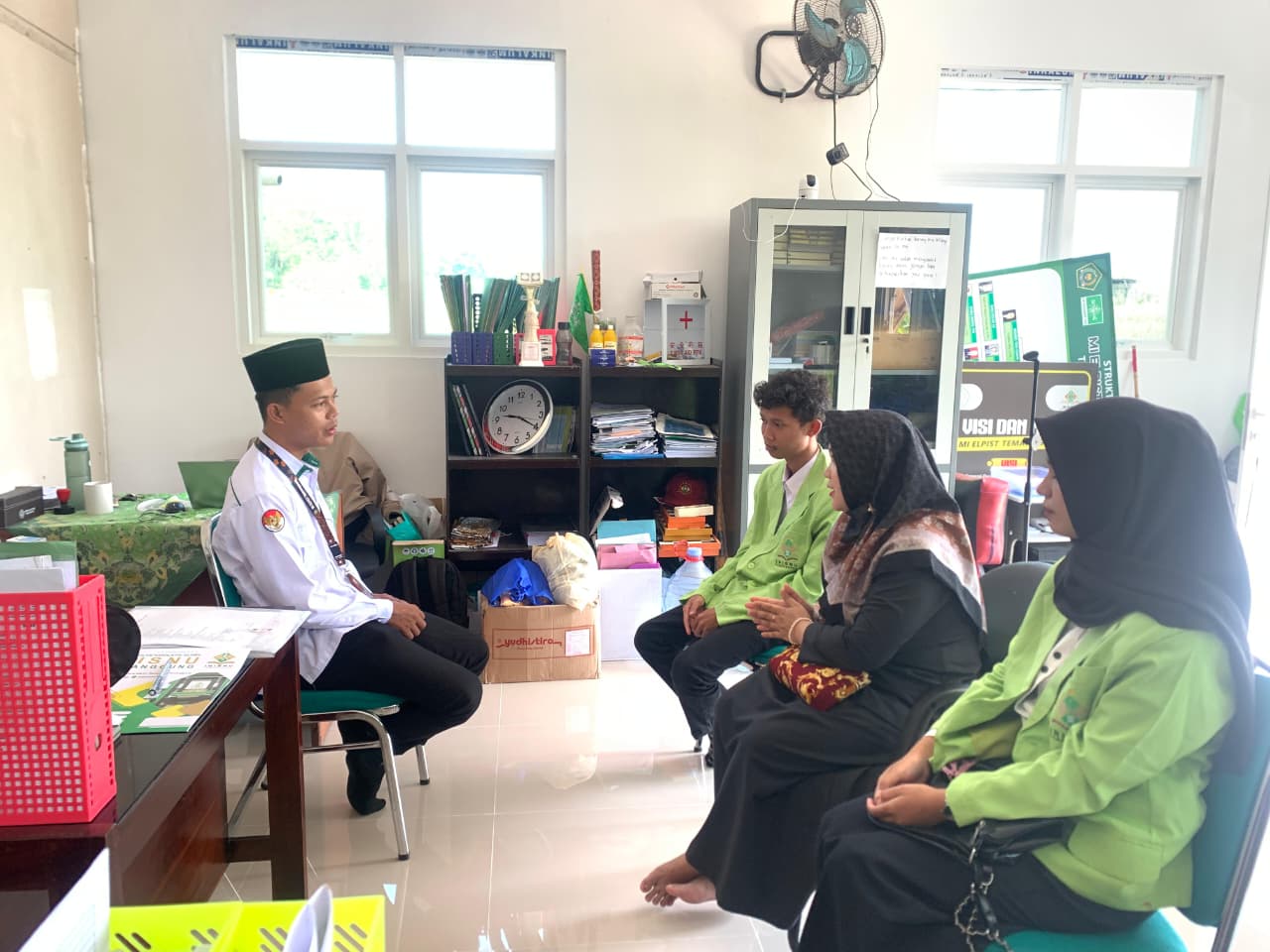 Dokumentasi penyerahan magang dan kkn di MI Elpist